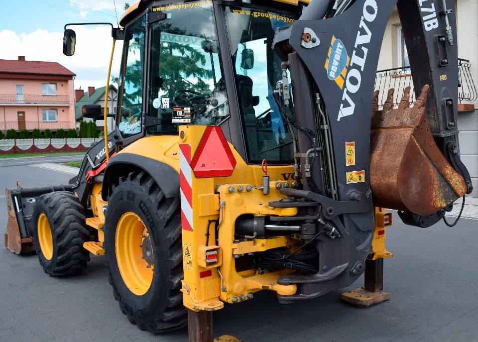 Экскаватор-погрузчик