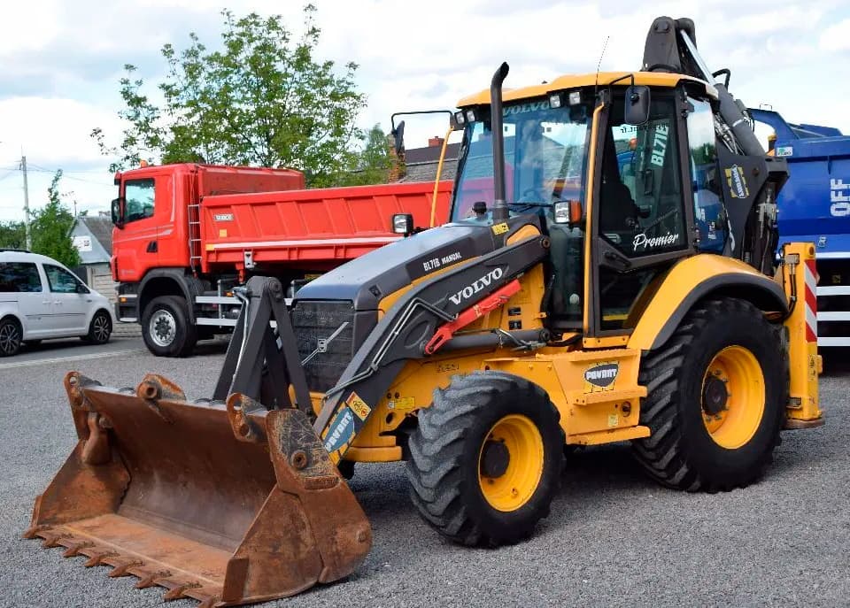 Экскаватор-погрузчик