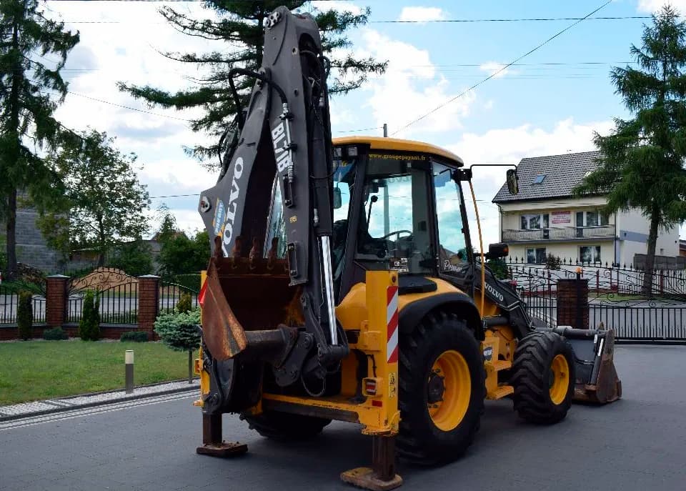 Экскаватор-погрузчик